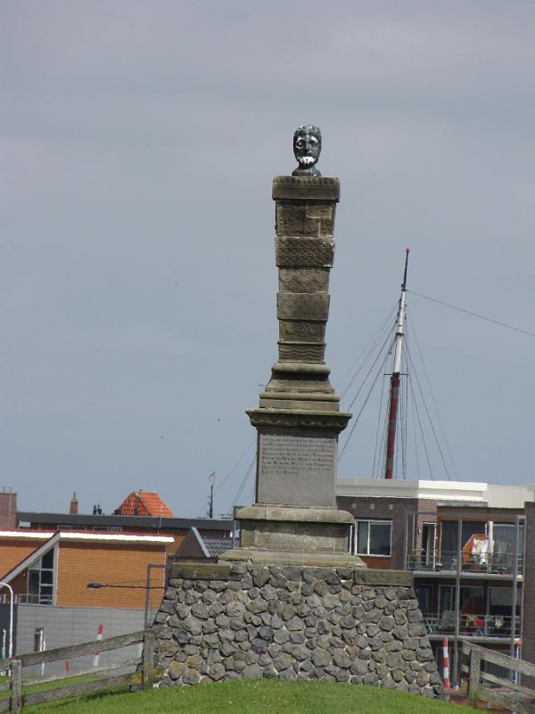 de steenen man_harlingen.jpg - Sinds 1576 staat het beeld van de stenen man op de dijk bij Harlingen. Het beeld met een kop naar het noorden, en een kop naar het zuiden herdenkt de sluiting van de dijk na de  Allerheiligenvloed uit 1570 die de dijken zwaar beschadigde. Bij de sluiting werden er afspraken gemaakt over wie verantwoordelijk was voor het onderhoud van de dijken aan de noordkant, en wie aan de zuidkant.
